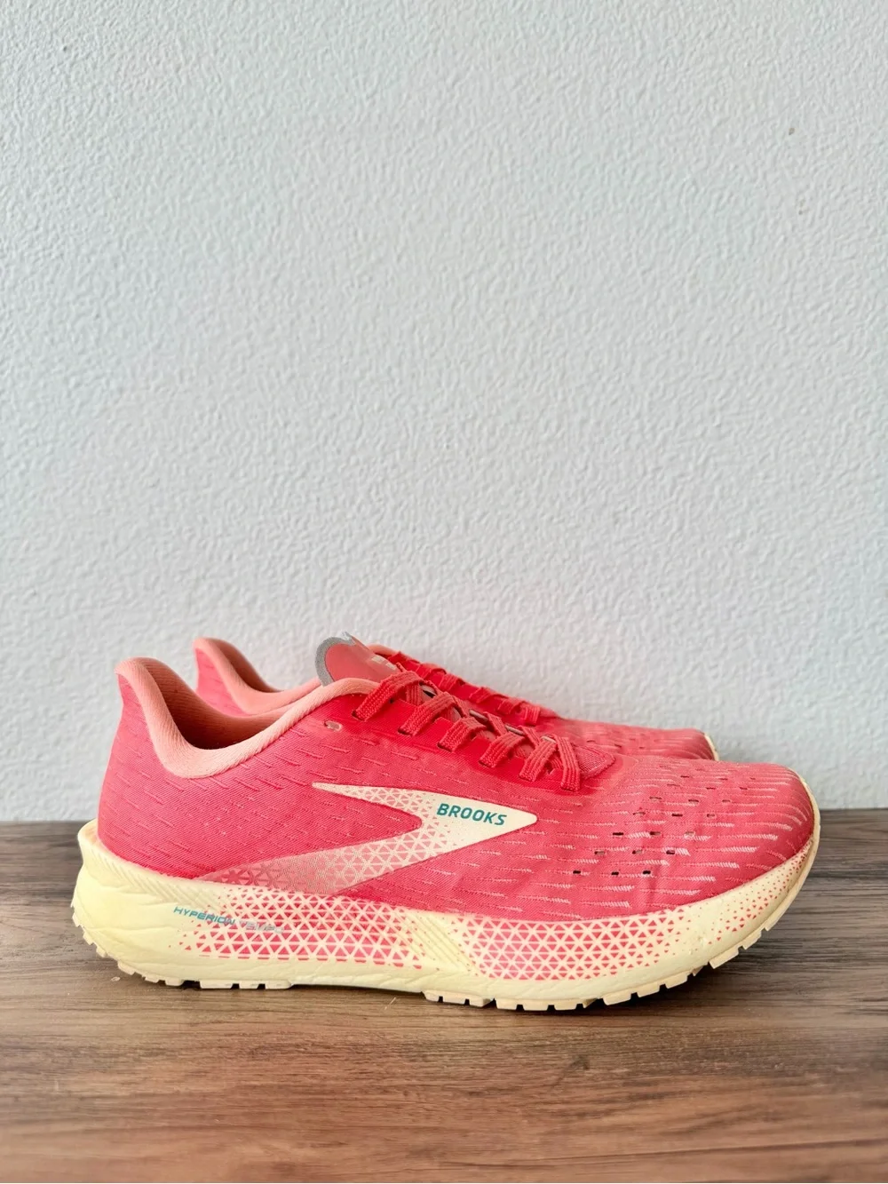Brooks Women’s Hyperion Tempo in Hot Coral/Flan/Yellow (Size: 8.5-B) Great Cond!